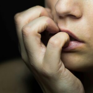 Arrêter de se ronger les ongles grâce à l'hypnose, une méthode naturelle