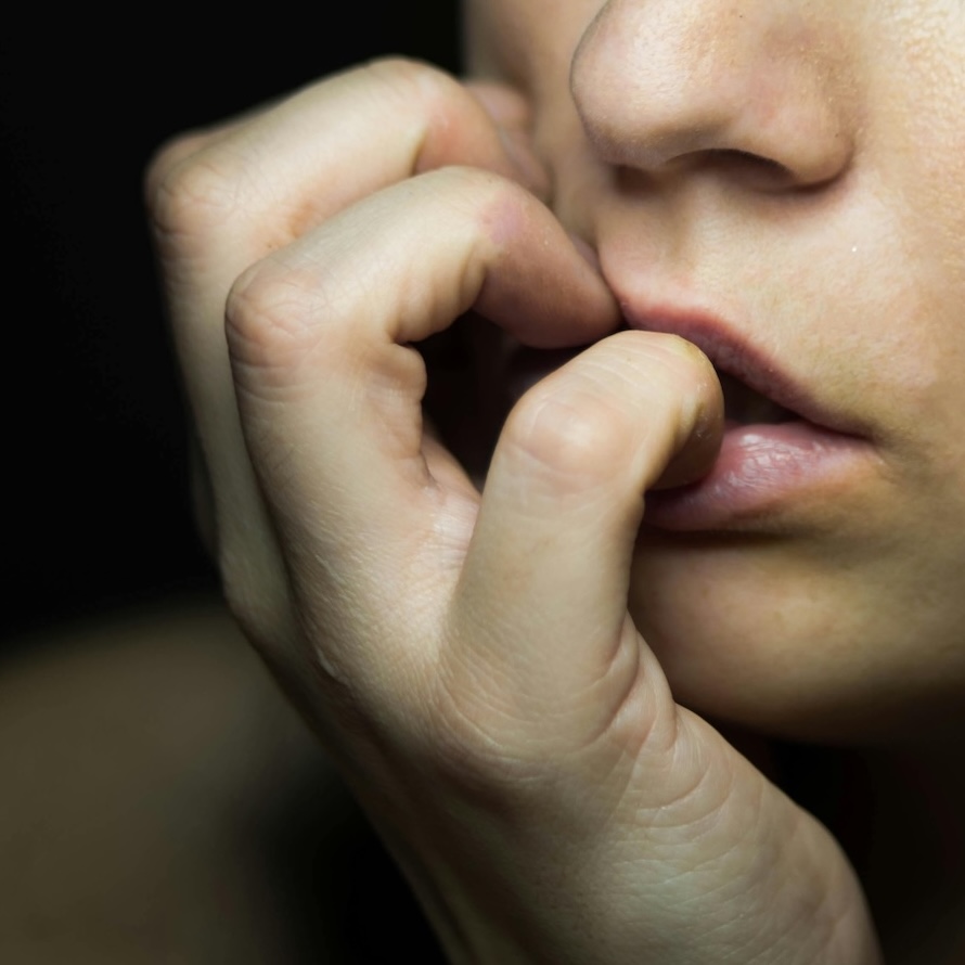 Arrêter de se ronger les ongles grâce à l'hypnose, une méthode naturelle